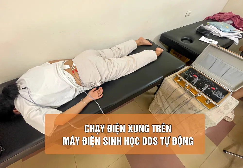 Bệnh nhân chạy tính năng điện xung đơn giản trên máy DDS tự động