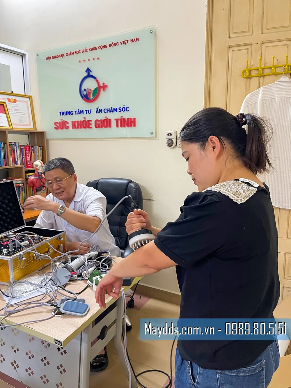 Chị Nhinh trực tiếp trải nghiệm chức năng đầu dò của máy DDS9