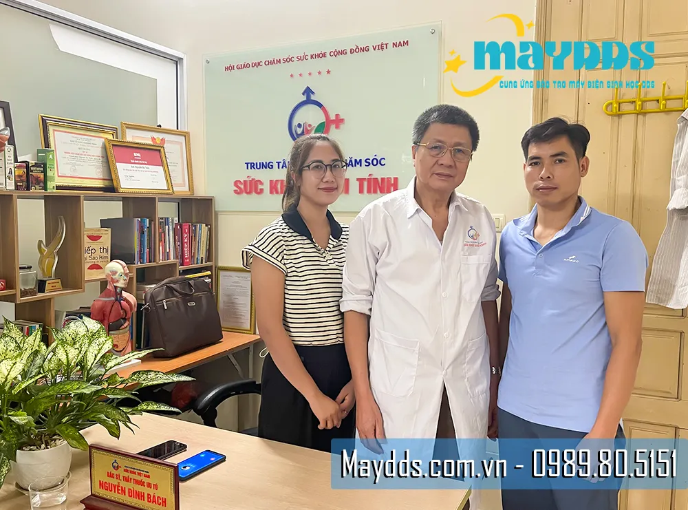 Vợ chồng chị Linh chụp ảnh kỷ niệm với bác sĩ Nguyễn Đình Bách