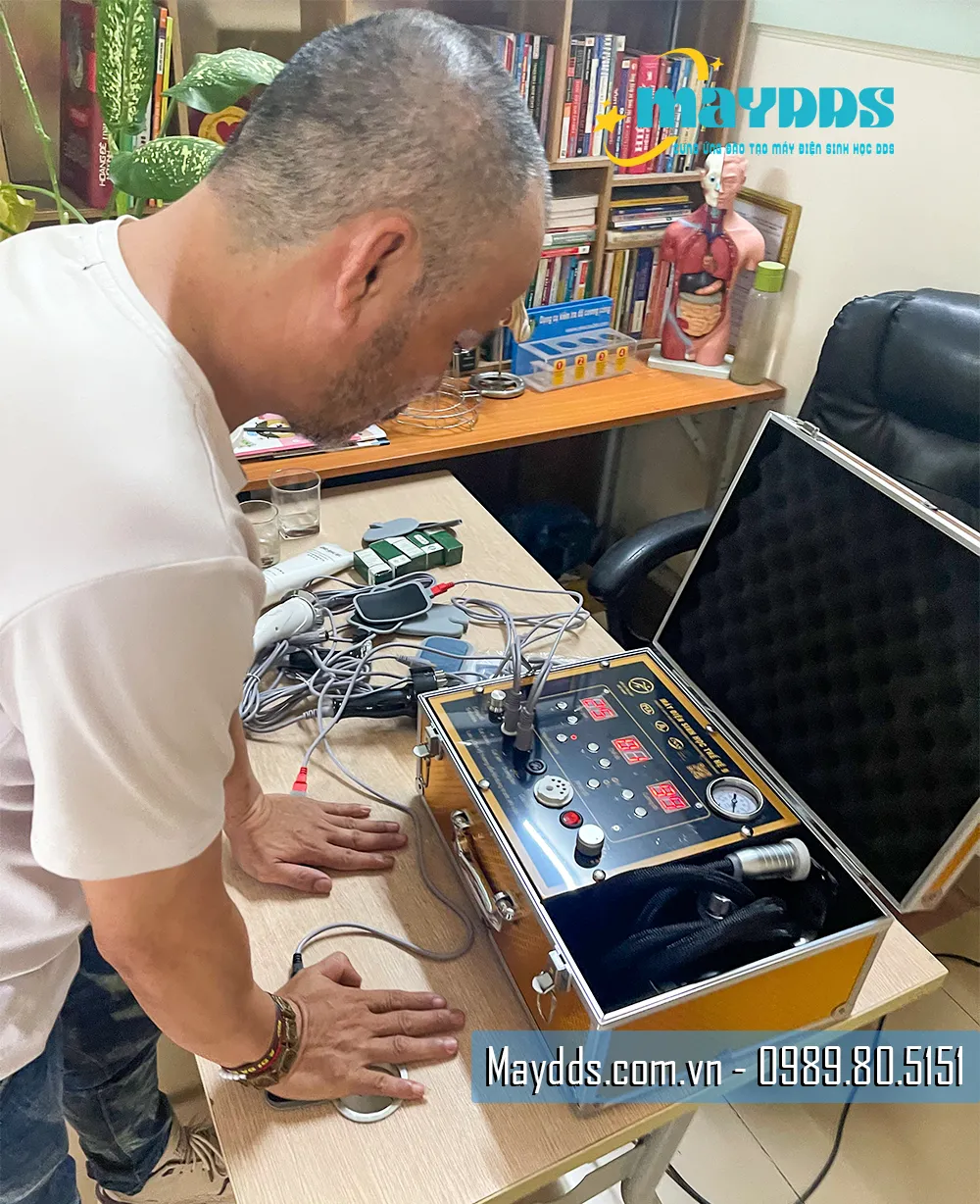 Anh Thứ đang thử thông điện qua cơ thể trên máy DDS thế hệ 9