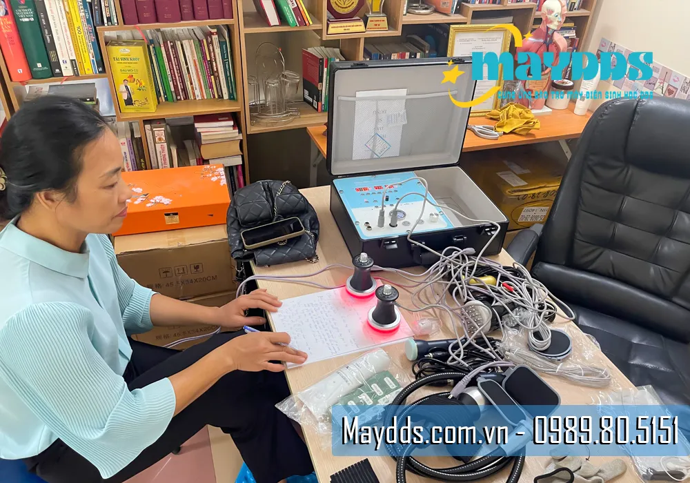 Chị An đến trực tiếp học cách sử dụng máy DDS