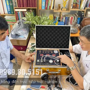 Khách hàng trải nghiệm sản phẩm tại công ty