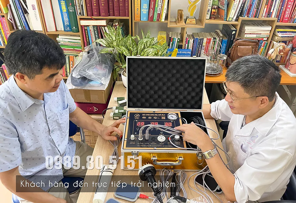 Khách hàng trải nghiệm sản phẩm tại công ty