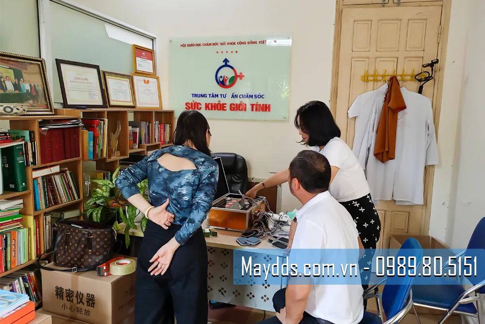 Chị Thủy và nhóm bạn đến trải nghiệm máy DDS