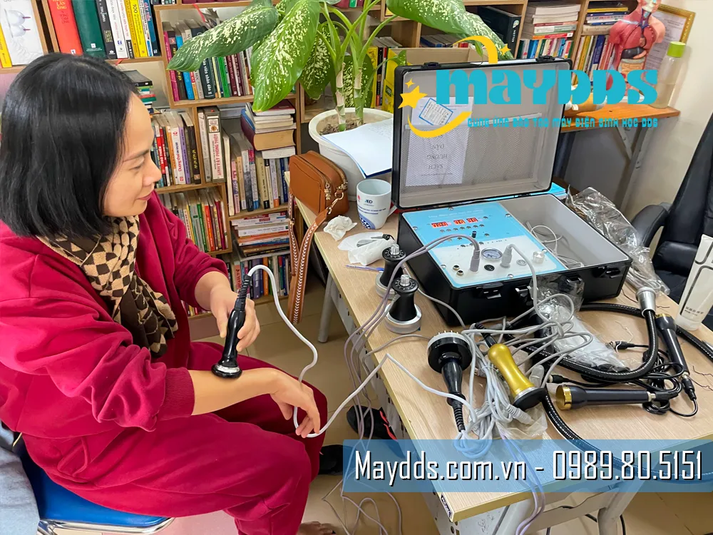 Chị Hiền Thương ở Hà Nội trải nghiệm máy DDS11