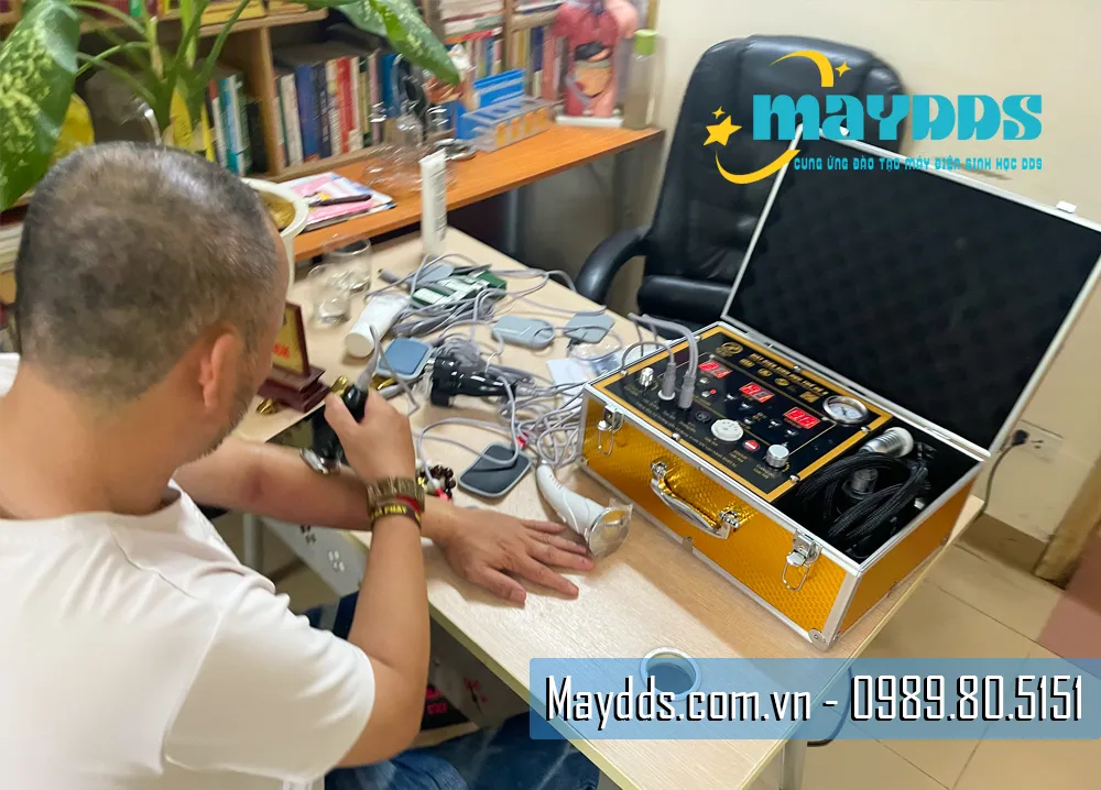 Anh Thứ đang kiểm tra chức năng của máy DDS9