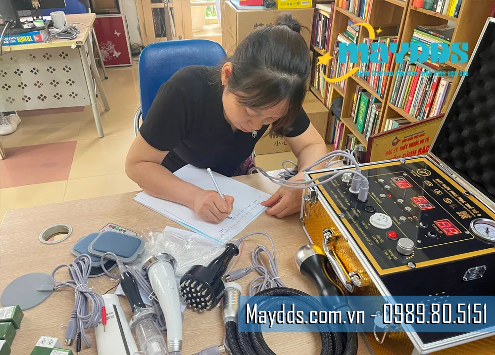 Chị ghi chép cẩn thận các bước hướng dẫn sử dụng máy DDS 9